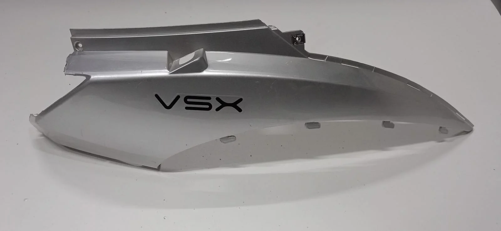 PARÇA VSX KOLTUK ALTI VSX YAZILI SAG GRENAJ GUMUS (GRI)